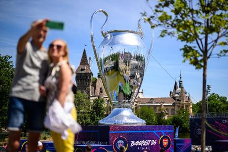 Budapest: Glanzstück zum Anfassen – Fans knipsen den Champions-League-Pokal beim Festival am Heldenplatz