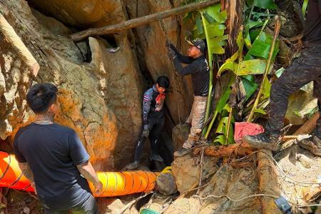Der Zugang zu der Höhle ist extrem eng. 