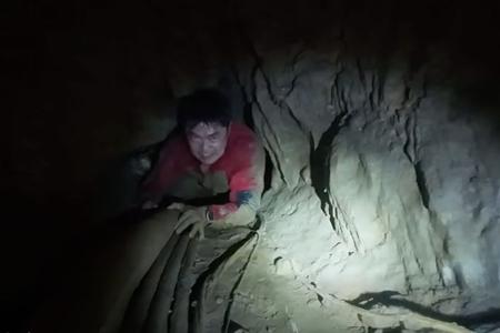 Die Retter mussten sich durch extrem enge Tunnel kämpfen.