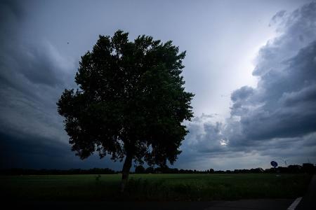 Wegen einer Gewitterfront gelten erste Unwetterwarnungen im Westen Deutschlands.
