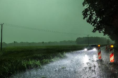 Wegen einer Gewitterfront gelten Unwetterwarnungen im Westen Deutschlands.