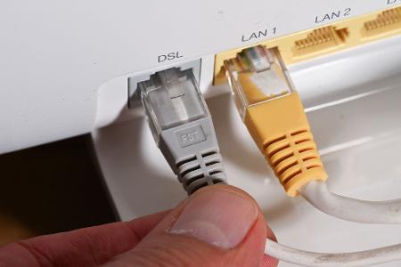 Router mit DSL-Kabel: DSL ist zwar eine alte, aber noch immer dominante Technologie am deutschen Internetmarkt.