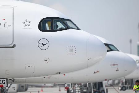 Flugzeuge mussten am Samstagmorgen in München wegen einer Drohnenwarnung kurzzeitig am Noden bleiben. (Symbolbild)