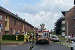 Feuerwehr Tönisvorst: Brand an der Bachstraße 1 (c) Freiw. Feuerwehr Tönisvorst