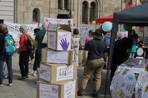 Im thüringischen Saalfeld hatten die Omas gegen Rechts zu einer Demonstration gegen die Wahl eines AfD-Landrates aufgerufen.
