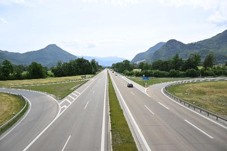 Die Warnungen vor einem Verkehrschaos haben offenbar gewirkt - nur wenige Autos auf der A8 in Richtung Österreich