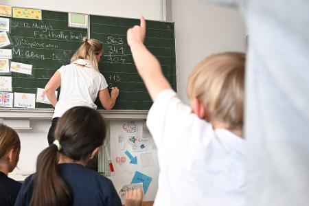 Für Grundschulkinder sehen Wissenschaftler erhebliche Risiken bei der Nutzung sozialer Medien. (Archivbild) 