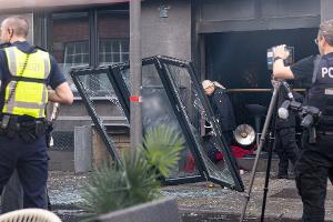 Der Eingangsbereich sowie Teile des Innenraums wurden durch die Explosion und den Brand zerstört, wie die Polizei mitteilte. 
