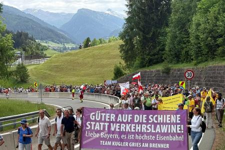 Menschen reisten mit Bahn und Fahrrädern zu dem Protest an.