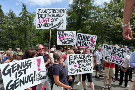 Bei der Demonstration wird auch Kritik an Deutschland geäußert.