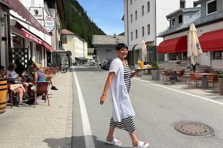 Ungewohnte Szenerie am Brenner: Kein Verkehr - und daher stressfreies Bedienen der Gäste auf der anderen Straßenseite.