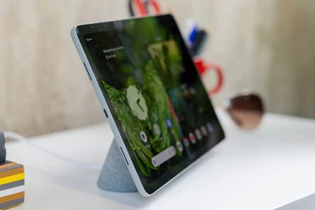 Vielseitig: Google Pixel Tablet Das Pixel Tablet ist ein interessantes Hybridgerät, das viele verschiedene Dinge erledigen kann, wenn Du das wünschst. Generell ist es ein fast 11 Zoll großes Tablet mit 2.560 * 1600 Pixeln Auflösung und wahlweise 128 bis 256 GB Speicherkapazität. Vier Lautsprecher sind mit dabei, außerdem gleich drei Mikrofone, was die Sprachqualität in Meetings exzellent macht. Im Gegensatz zum Xiaomi Pad 7 ist hier auch ein Fingerabdruckscanner dabei. Damit kannst Du das Gerät entsperren und ein- und ausschalten – sehr praktisch.