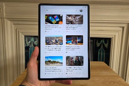 Die Mittelklasse: Honor Pad V9 Direkt in die Mittelklasse fällt das Honor Pad V9. Das Tablet ist 11,5 Zoll groß und bietet 2.800 * 1.840 Pixel, womit alle Inhalte gestochen scharf aussehen – und dank 144 Hz wirkt alles schön flüssig. Im Marktsegment um 400 Euro wirst Du es schwer haben, ein vergleichbares Gerät zu finden. Das Tablet ist zwischen der Einstiegsklasse und der Mittelklasse angesiedelt. Du bekommst dennoch einige Features, die meist erst bei teureren Geräten zu finden sind. Außerdem sind 256 GB Speicher dabei, was auch für größere Spiele ausreicht.