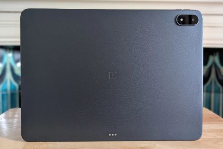 Testsieg: OnePlus Pad 3 Das Beste zum Schluss: Das OnePlus Pad 3 kostet etwa 600 Euro und bietet einen 13,2 Zoll großen Bildschirm mit einem ungewöhnlichen Seitenverhältnis von 7:5. Das ist perfekt für Multitasking und auch für den Medienkonsum gut geeignet. Der Akku ist mit etwas mehr als 12.000 mAh sehr großzügig bemessen, bei durchschnittlicher Nutzung schaffst Du es damit problemlos, über den ganzen Tag zu kommen – und vielleicht sogar zwei Tage. Um das Seitenverhältnis voll auszuspielen, liefert OnePlus eine Software namens Open Canvas dazu. Damit kannst Du leicht drei Apps auf einmal auf dem Bildschirm unterbringen, was für die Arbeit ein Segen sein kann.