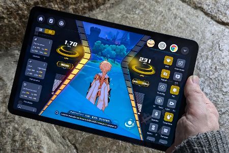 Gaming-Alternative: Nubia Redmagic Nova Das Nubia Redmagic Nova wird speziell für sein Gaming-Erlebnis beworben. Zu diesem Zweck steckt im Tablet ein Snapdragon 8 Gen 3, der auf 3,2 GHz getaktet ist. Damit ist es in diesem Preisbereich von etwa 500 Euro eines der leistungsstärksten Tablets überhaupt. Auch recht anspruchsvolle Titel wie Genshin Impact lassen sich damit immer flüssig spielen. Zu diesem Zweck ist auch das Display mit 10,9 Zoll sehr gut geeignet: Es ist groß und hell (leider nicht hell genug, um draußen genutzt zu werden), aber gleichzeitig nicht zu groß. Du kannst das Tablet also auch leicht über längeren Zeitraum in den Händen halten.