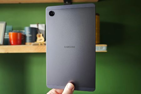 Überragend günstig: Galaxy: Samsung Galaxy Tab A11 Weniger als 150 Euro und damit auf der anderen Seite des Spektrums im Vergleich zum eben besprochenen Galaxy Tab S11 Ultra liegt das A11. Auf der Softwareseite bekommst Du hier all das geboten, was auch das S11 bietet: dasselbe Betriebssystem und auch dieselben sieben Jahre Updates. Auf technischer Seite sieht es hingegen moderat aus. Du bekommst beim Galaxy Tab A11 „nur” 128 GB Speicher maximal, der SoC ist auf einen Helio G99 begrenzt. Im Alltag führt dies zusammen mit den 8 GB RAM zu deutlich weniger Performance als mit den anderen Samsung-Tablets – was aber nicht unbedingt schlecht sein muss.