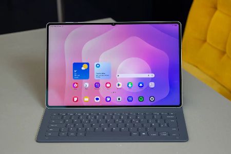 High-End: Samsung Galaxy Tab S11 Ultra Mit einem Preis von über 1.000 Euro ist das Galaxy Tab S11 Ultra das teuerste Modell in unserem Vergleich. Du bekommst denselben SoC wie in der Non-Ultra-Variante, dafür wird aber der Bildschirm erheblich auf 14,6 Zoll vergrößert. Damit gleicht das Tablet eher einem vollwertigen Laptop. Eine Tastatur kannst Du ebenfalls anschließen, womit das Galaxy Tab S11 Ultra einem Surface Pro von Microsoft ähnelt oder einem iPad Pro gleichkommt. Damit ist es auch eines der wenigen Tablets, die sich gut für Multitasking eignen, denn der Bildschirm ist schlicht groß genug dafür.