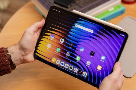 Mittelklasse-Einstieg: Xiaomi Pad 7 Irgendwo im Bereich um 300 Euro landet das Pad 7 von Xiaomi, womit der Einstieg ins Mittelklassesegment beginnt. Wahlweise bekommst Du 128 oder 256 GB Speicher. Das Display ist überragend gut: Auf 11 Zoll bekommst du eine Auflösung von 3.200 * 2.136 Pixel und satte 144 Hz Bildwiederholrate. Viel besser können Inhalte auf einem Tablet nicht aussehen. Vier Lautsprecher gibt es ebenfalls, sodass das Xiaomi Pad 7 fast zu einem kleinen Heimkino wird. Moderne Standards wie Wi-Fi 6 und Bluetooth 5.4 werden unterstützt, womit eine schnelle Übertragung gesichert ist. Trotz der Abmessungen wiegt das Tablet „nur” 500 Gramm, was gerade noch reicht, um das Gerät in den Händen zu halten – aber nicht auf Dauer.