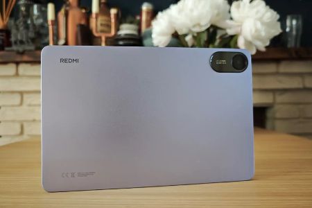 Noch ein Spar-Tipp: Xiaomi Redmi Pad 2 Weniger als 200 Euro kostet das Redmi Pad 2. Auf der Plusseite stehen das sehr elegante Design und die vier Lautsprecher. Oft findest Du diese Anzahl erst bei Geräten, die sehr viel teurer sind. Die Laufzeit ist ebenfalls ansprechend und Du bekommst einen 11 Zoll großen Bildschirm mit 90 Hz und 1080p-Auflösung. Der Arbeitsspeicher ist mit 8 GB etwas limitiert, dafür gibt es aber 256 GB Kapazität – sehr viel in dieser Preisklasse. Auf Wunsch erweiterst Du dies um bis zu 2 TB via microSD. Eventuell hilfreich: Ein 3,5-Millimeter-Anschluss ist an Bord, was für Kabelkopfhörer sehr praktisch ist.