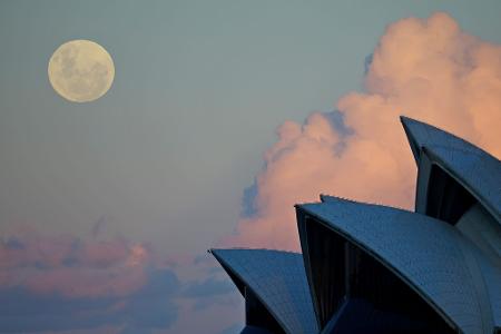 Ein blauer Mond ist über dem Opernhaus in Sydney zu sehen. Ein zweiter Vollmond in einem Monat wird als "Blue Moon" bezeichnet.