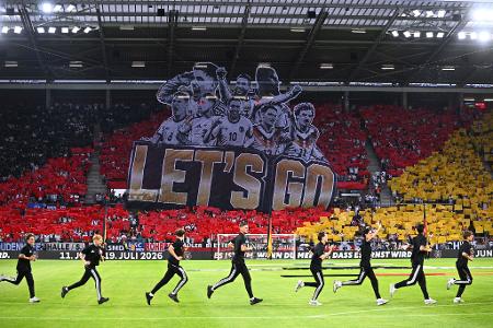 "Let's go"  heißt es bei einer Choreografie vor Anpfiff des Länderspiels in Mainz.