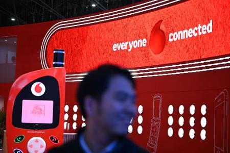Am Vodafone-Messestand beim Mobile World Congress stand im März eine Handyattrappe, die an ein altes Nokia-Handy erinnerte. Solche Handys droht die Funkstille, wenn 2028 2G abgestellt wird. (Archivbild)