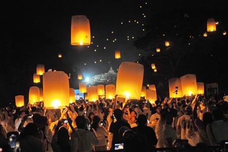 Teilnehmer lassen während des Vesak-Laternenfestes Laternen los.