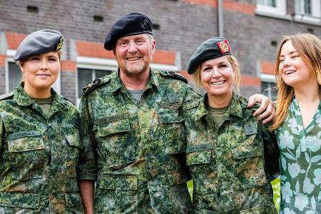 Königin Máxima erhält Barett - ihre Familie jubelt in der Kaserne