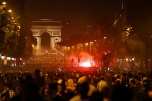 Paris: Knapp 900 Festnahmen nach Ausschreitungen
