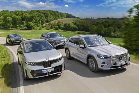 Vergleichsfahrt von vier aktuellen Elektro-SUVs: BMW iX xDrive30, Mercedes GLC 400 4MATIC EQ, Audi Q6 SUV e-tron quattro und Porsche Macan 4S auf einer Landstraße.