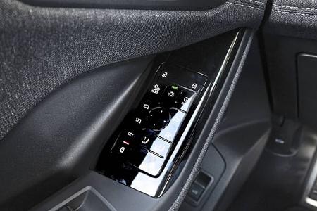 Detailaufnahme des Bedienfelds in der Fahrertür eines Audi Q6 SUV e-tron quattro. Sichtbar sind verschiedene Bedienelemente für Fenster, Spiegel und Zentralverriegelung.