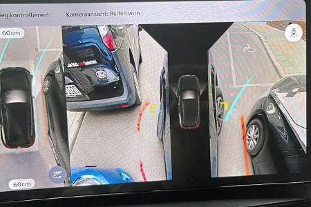 Fahrzeugdisplay mit 360-Grad-Kameraansicht und Einparkhilfe, zeigt Umgebung und Abstand zu anderen Fahrzeugen.