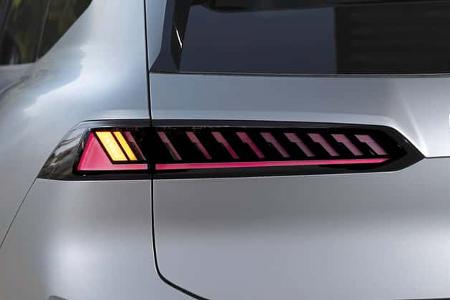 Detailaufnahme des Heckbereichs eines BMW IS 30x drive, Fokus auf Rückleuchte und Markenlogo.