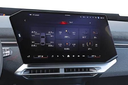 Das Bild zeigt das digitale Cockpit-Display eines BMW IS 30x drive. Auf dem Bildschirm sind verschiedene Fahrzeuginformationen wie Reifendruck, Temperatur, Reichweite und Fahrdaten angezeigt. Das Display ist zentral im Armaturenbrett integriert und Teil des modernen BMW-Infotainmentsystems.