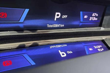 Digitales Kombiinstrument eines BMW iX3 mit Anzeige von Batteriestand, Reichweite und Kilometerstand.