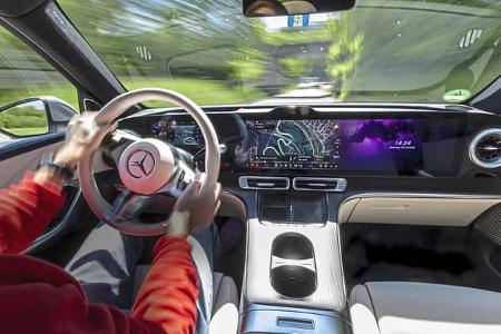 Innenraum und Cockpit eines Mercedes GLC 400 4matic EQ während der Fahrt, Blick auf das digitale Armaturenbrett und das Lenkrad.