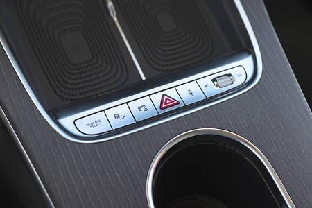 Detailaufnahme der Mittelkonsole eines Mercedes GLC 400 4matic EQ mit Bedienelementen und Cupholder.