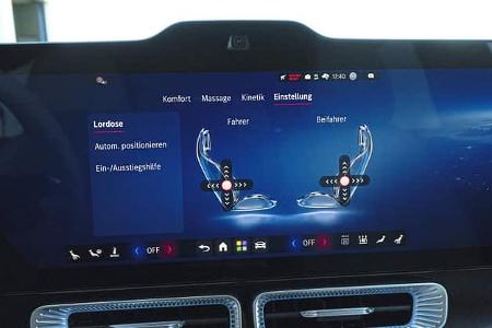 Das Bild zeigt das zentrale Infotainment-Display eines Mercedes GLC 400 4matic EQ. Auf dem Bildschirm ist das Menü zur Sitzverstellung mit Lordose-Funktion für Fahrer und Beifahrer zu sehen. Die Bedienelemente und die grafische Darstellung der Sitze sind deutlich erkennbar.