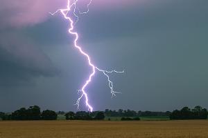 Neue Gewitter können bereits am Dienstag wieder aufziehen (SymbolbildI)