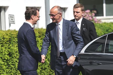 Die Begrüßung war geschäftsmäßig.