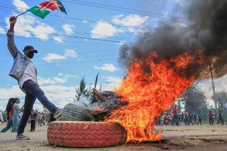 Protest gegen geplantes Ebola-Quarantänezentrum: Brennende Barrikade in Kenia
