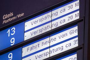 Die Bahn knackte im Mai bei der Pünktlichkeit im Fernverkehr erneut die 60-Prozent-Schwelle. (Archivbild)