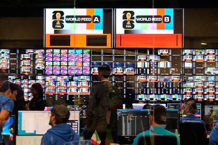 Arbeiter sind im Hauptkontrollraum in Dallas während der Eröffnungsfeier des International Broadcast Center für die Fußball-WM zu sehen.