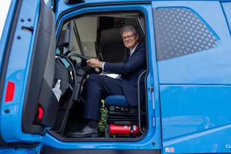 Der Bundesverkehrsminister gibt den Startschuss für das SID-Tool. 