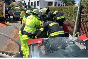 Die Feuerwehr München im Einsatz bei einem Verkehrsunfall auf der Aubinger Straße.
