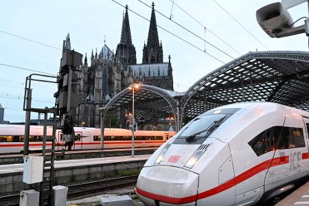 Die meisten Fernverkehrszüge auf deutschen Schienen tragen derzeit die Farben der Deutschen Bahn - doch zwei Konkurrenten wollen dem bundeseigenen Konzern Marktanteile abspenstig machen. (Archivbild)