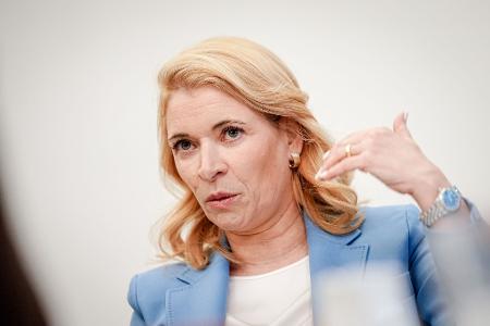 Bahnchefin Evelyn Palla warnt vor unerwünschten Folgen von Wettbewerb im Fernverkehr. (Archivbild)