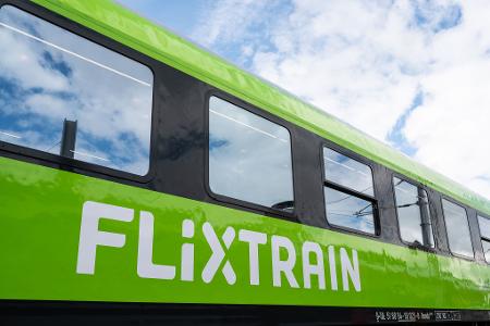 Neben den weiß-roten Zügen der DB und den tiefroten von Italo könnten bald auch mehr grüne von Flixtrain unterwegs sein - das Unternehmen aus München hat Dutzende neue Züge bestellt. (Archivbild)