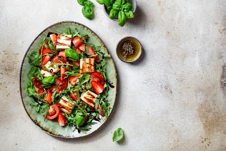 Salat mit Erdbeeren, Tomaten und Halloumi-Käse