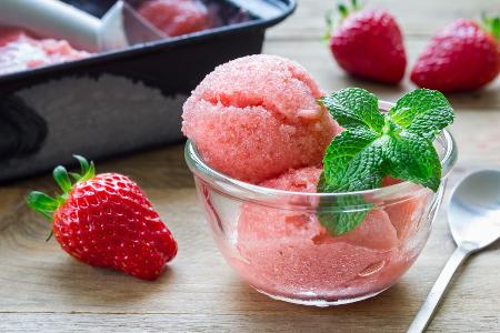 Veganes Erdbeer-Minz-Sorbet